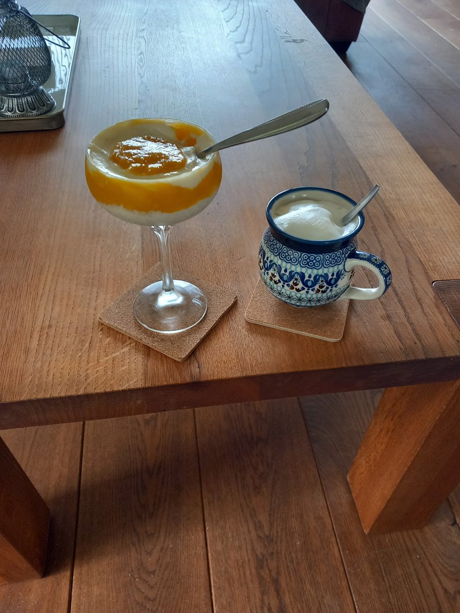 HeleenHoltmanns's tweet photo. Pittige week achter de rug. #vakantietijd voor anderen betekent extra passen voor ons π.
Maar nu is de #zondagmorgenkoffie aan! Met mangotrifle π.
#evenrust #genietmomentje https://t.co/R1dpEuUDb5