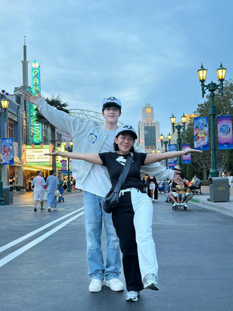nidepaipai's tweet photo. ชอบมาก น้องแพทร้อนนะ แต่ยังติดแกลม555555
🐰: ถึงร้อน ก็ยังต้องใส่เสื้อคลุม😎 พาแม่มาเช็คอินแล้วคับ🐼🌍✌🏻

@patrick_pppat  #แพทริค 
#PatrickFinkler #Patrick尹浩宇 https://t.co/5ufnWeL56U