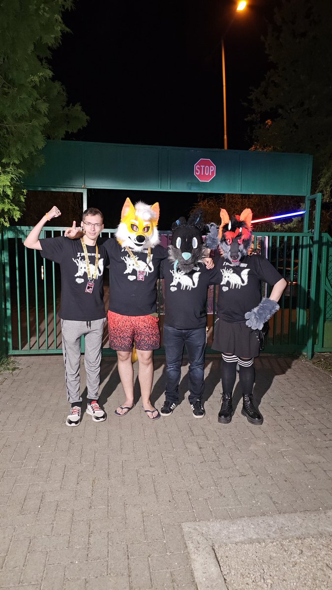 Wolfie_626's tweet photo. The survivors.

@Draxonus 🐶
@AcheronFox 🦊
LaVolpee 💪
Me https://t.co/NaSY6GKgvF