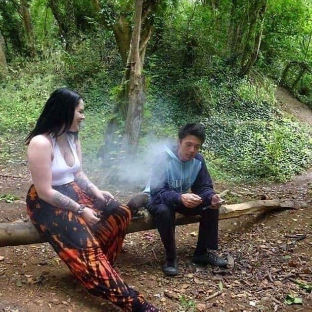 Quedate con la amiga que te acompañe al cerro a fumar mota