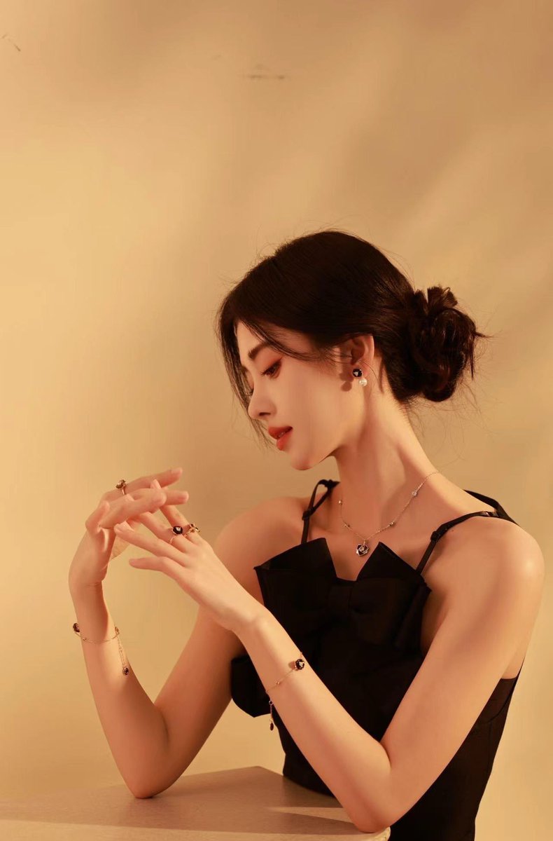 xiaosju's tweet photo. the best choice for a jewelry brand 💎 https://t.co/Mfs1NMxVb8