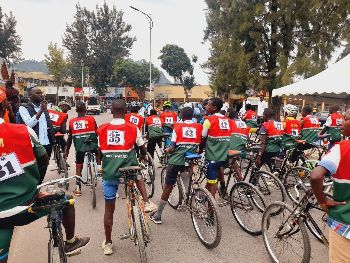 Mamaurwagasabo1's tweet image. Abatwara abantu n&apos;ibintu ku magare batabigize umwuga bazwi nk&apos;abanyonzi bibumbiye muri koperative ya #CVM mu karere ka @MusanzeDistrict  bateguriwe isiganwa ryiswe #Visit Musanze Tournament 2024, harimo abahungu  29 baza gukora ibilometero 21, Abakobwa ni 5 baza gukora…