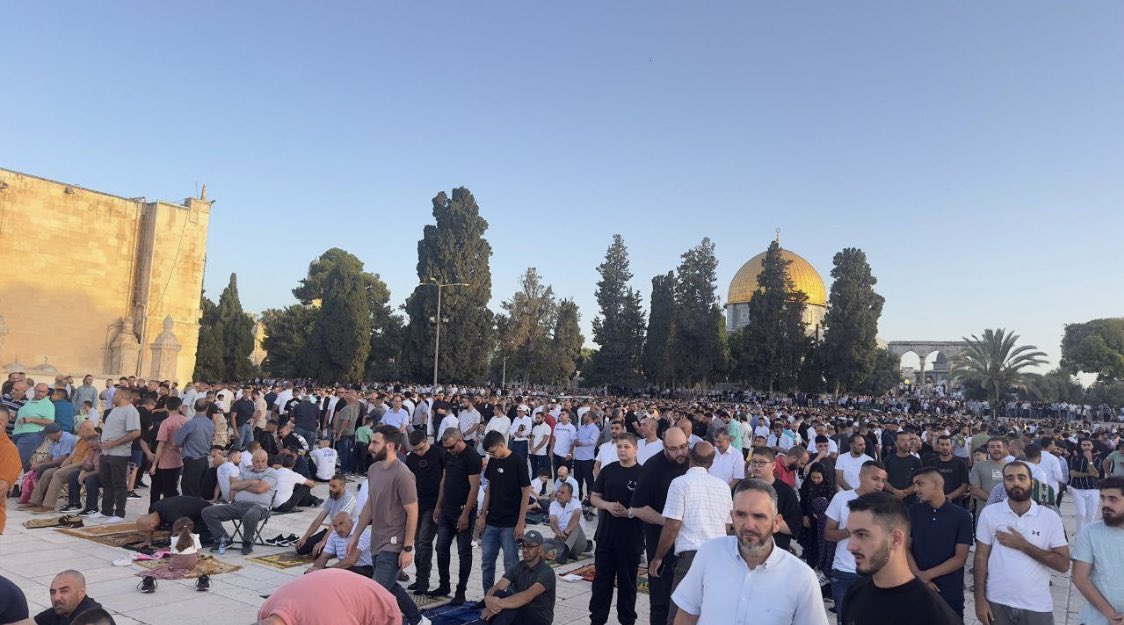 vampl0vrrr's tweet photo. palestinians perform eid prayer at al aqsa mosque. https://t.co/Cbr2pGU8ee