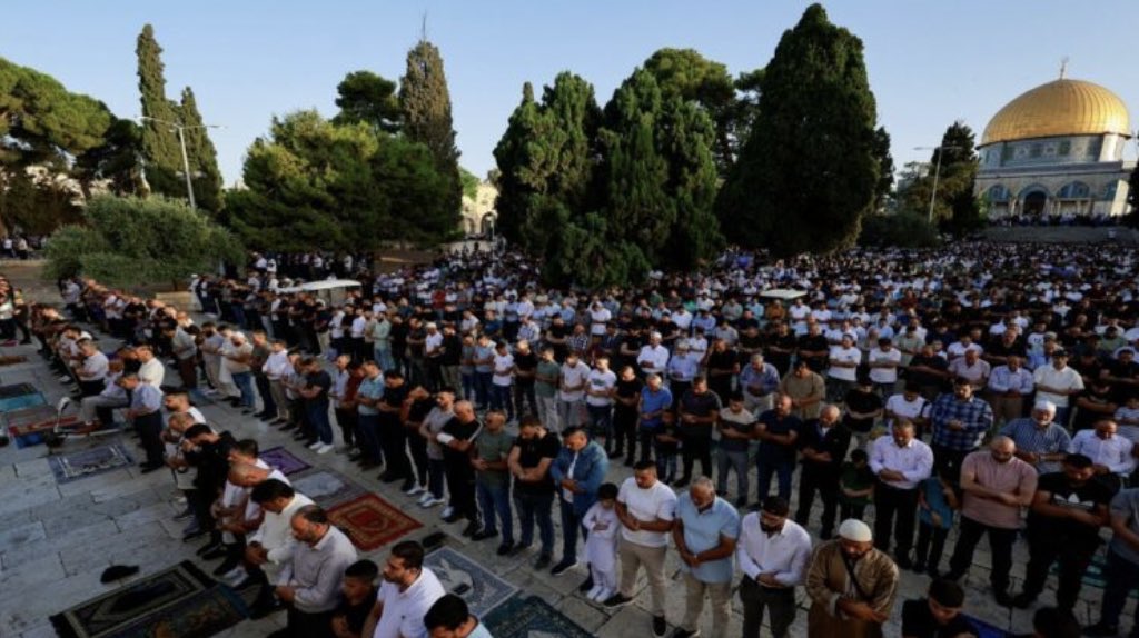 vampl0vrrr's tweet photo. palestinians perform eid prayer at al aqsa mosque. https://t.co/Cbr2pGU8ee