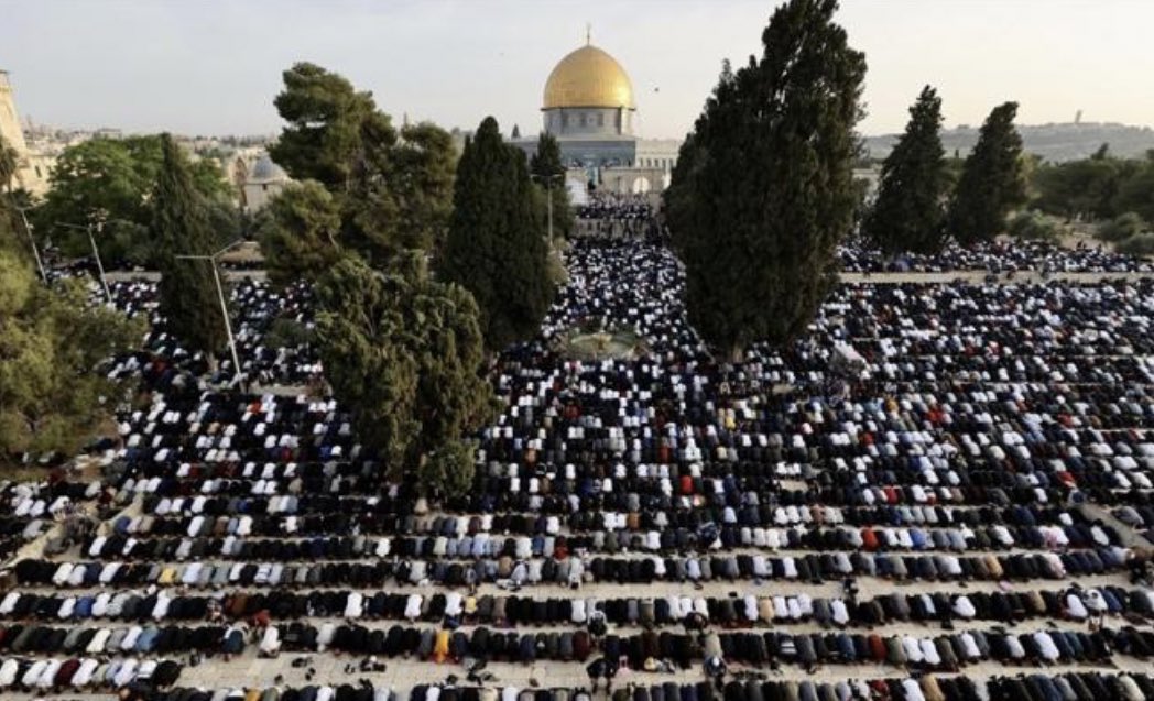 vampl0vrrr's tweet photo. palestinians perform eid prayer at al aqsa mosque. https://t.co/Cbr2pGU8ee