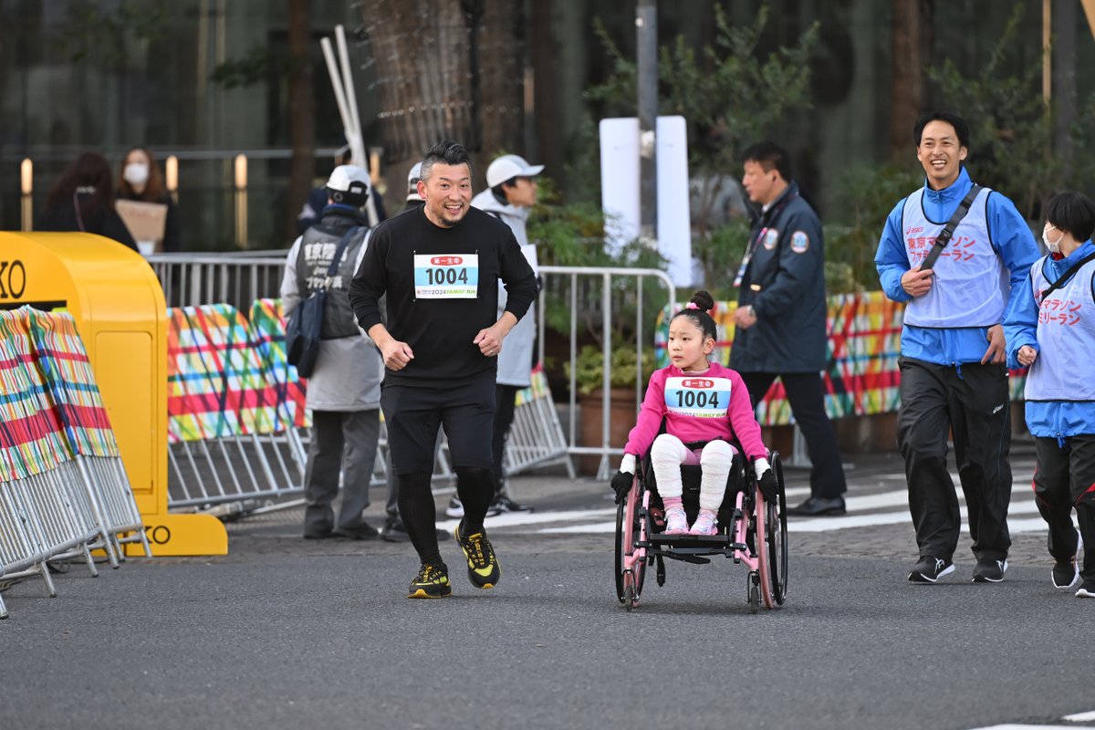 TokyoMarathon_E's tweet photo. Happy #FathersDay 💐
At the #TokyoMarathon Family Run 2024, many wonderful families participated‼️
The memories of running with your child are truly priceless☺️🫶
#MarathonEvent
#ParentChildRun
#FamilyRun https://t.co/s6kBexUtgP