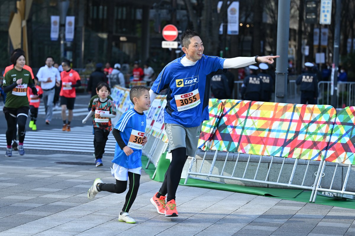 TokyoMarathon_E's tweet photo. Happy #FathersDay 💐
At the #TokyoMarathon Family Run 2024, many wonderful families participated‼️
The memories of running with your child are truly priceless☺️🫶
#MarathonEvent
#ParentChildRun
#FamilyRun https://t.co/s6kBexUtgP
