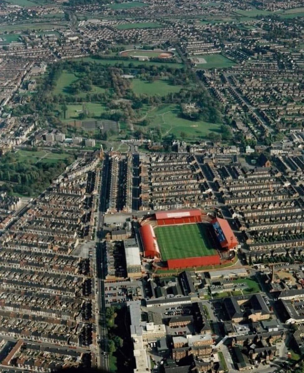 Ayresome Park: Home of the Boro between 1903 and 1995 📸

Loved the old stadiums which were right in the middle of housing estates, making them a real heartbeat of the community.