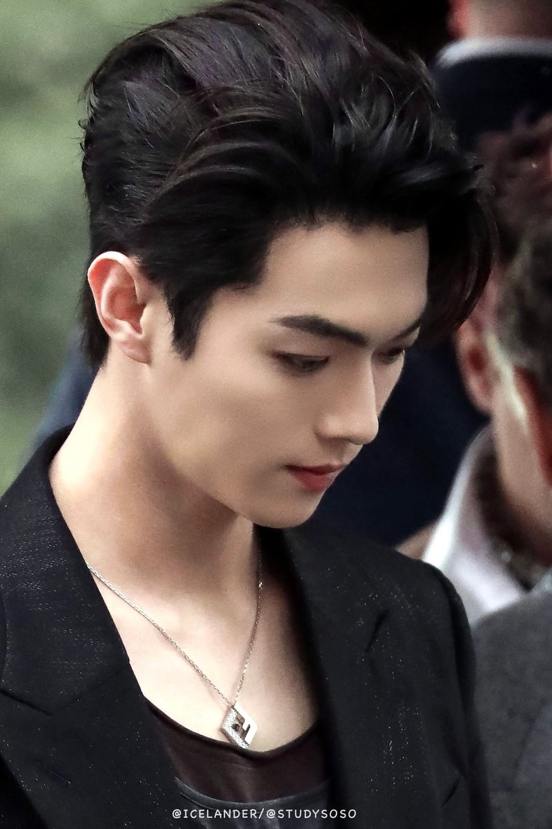SoSo_Xiaowangzi's tweet photo. หล่อวัวตายควายล้ม!! หล่อจนไม่มีแคปชั่นจะอวย😁😁

Milan Fashion Week
#XuKaixFendiMFW 
#FendiSS25 #XuKai @fendi https://t.co/Nkvm9O9jGf