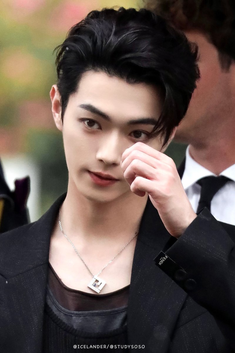 SoSo_Xiaowangzi's tweet photo. หล่อวัวตายควายล้ม!! หล่อจนไม่มีแคปชั่นจะอวย😁😁

Milan Fashion Week
#XuKaixFendiMFW 
#FendiSS25 #XuKai @fendi https://t.co/Nkvm9O9jGf