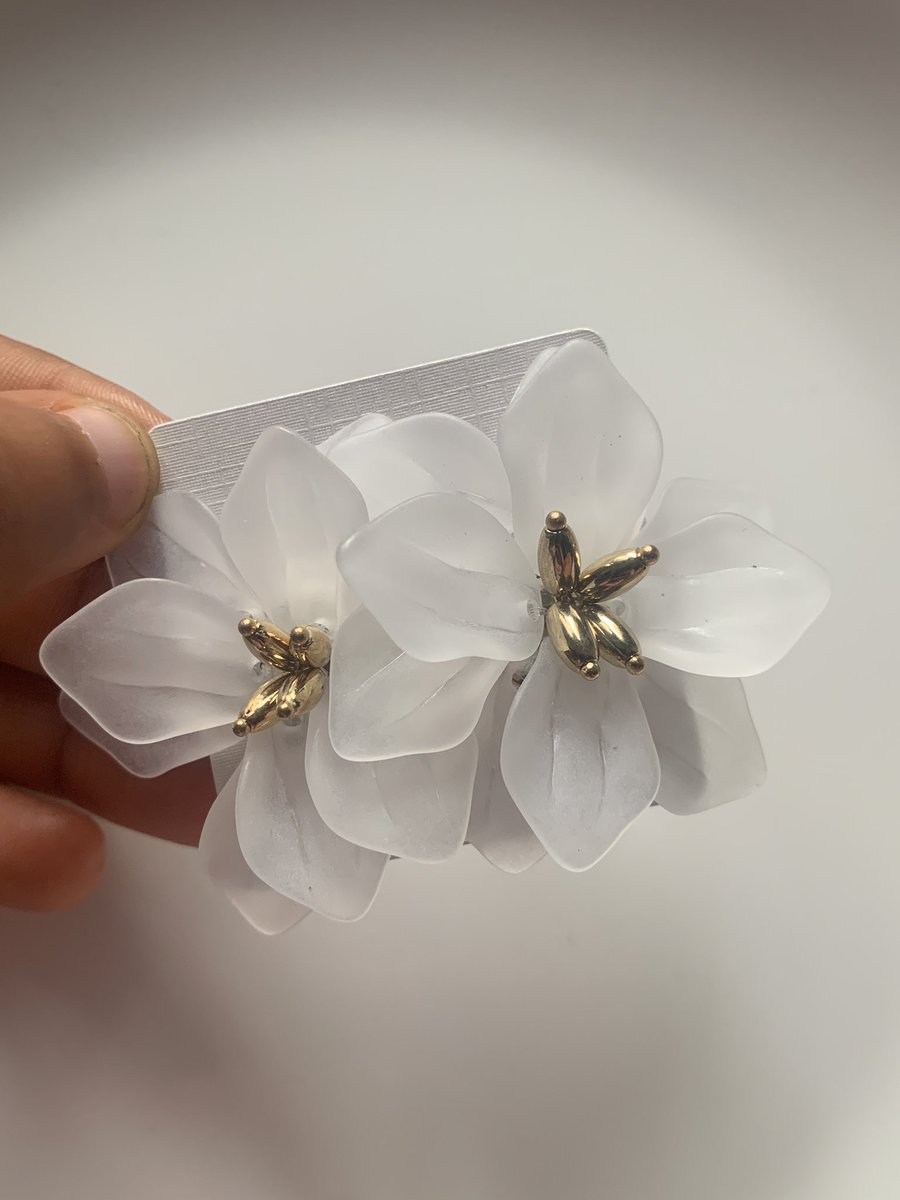 Isiomaniaa's tweet photo. Black.    Or.     White 

Price : N2,500 https://t.co/E0dI0hMWjg