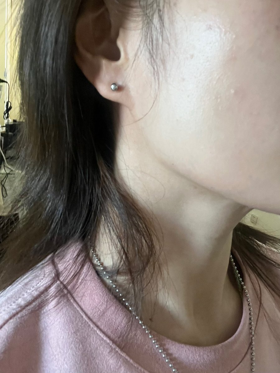 三十岁才刚打了耳洞，哈哈哈哈，虽然敷了麻药，还是有点疼的