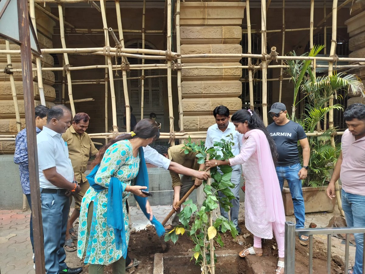 SanapSujata's tweet photo. माजी पर्यावरण मंत्री, युवाहृदयसम्राट, शिवसेना नेते, युवासेनाप्रमुख श्री आदित्यजी ठाकरे यांच्या वाढदिवसानिमित्त झाडे लावा झाडे जगवा ���ा अनुषंगाने विभागात वृक्षारोपण करण्यात आले सोबत पदाधिकारी व शिवसैनिक उपस्थित.
@AUThackeray https://t.co/wwP8J3RAVx