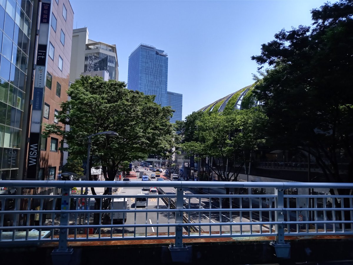 Fuyu_Nao's tweet photo. 先日、渋谷で時間があったので、Name the Night 『Mid Day Moon』撮影地点、探してみました!
まず、見当ついてたMIYASHITA PARKを望む歩道橋から。(続きます)
#ネムナイ #MidDayMoon https://t.co/1xdwx7y7hy