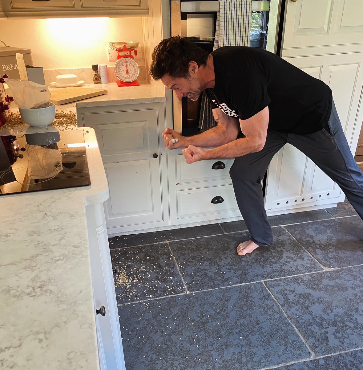 RealHughJackman's tweet photo. Happy Father’s Day!?!!!! https://t.co/lGvPfUsCpN