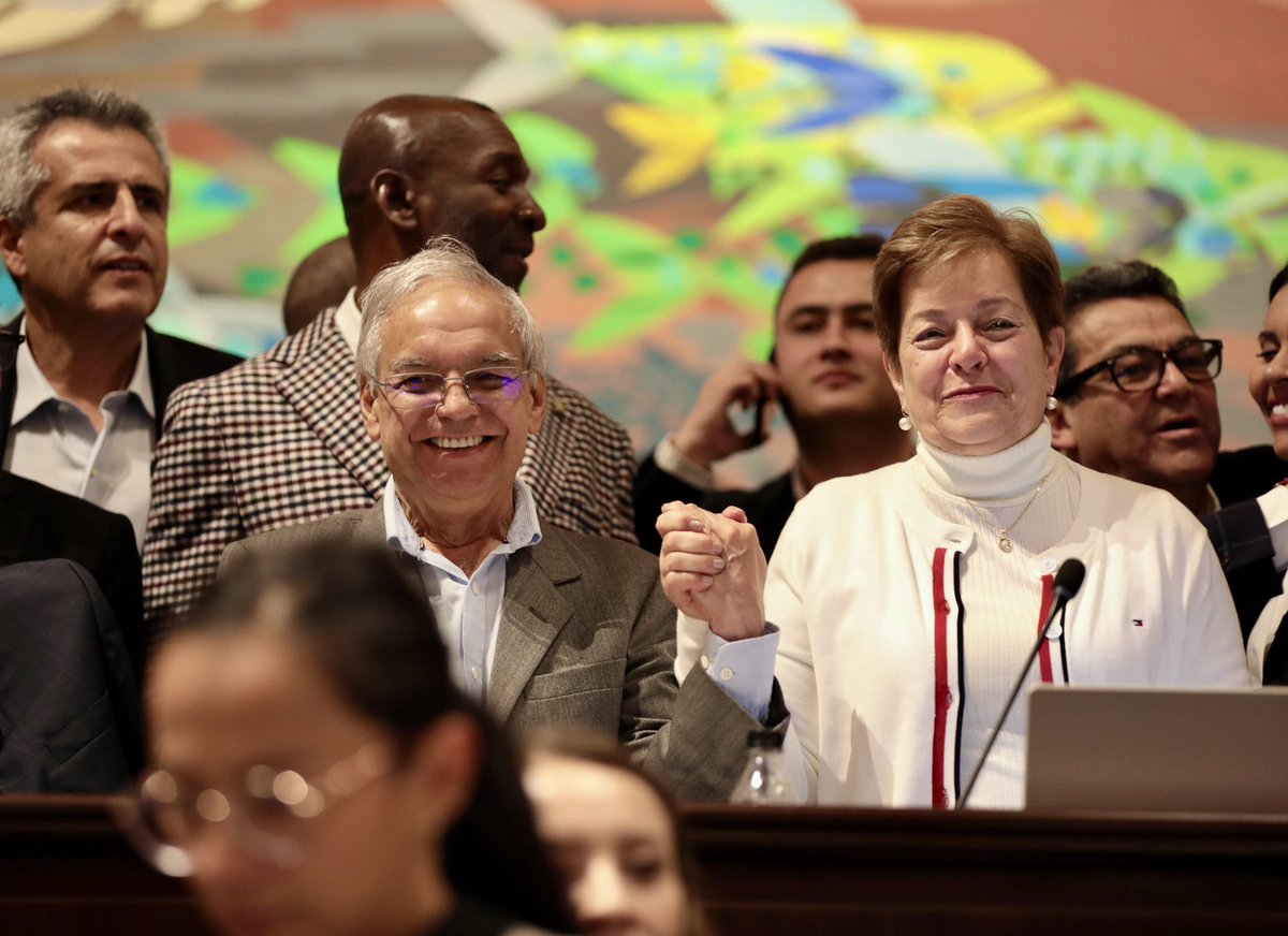 ElMedioComunica's tweet photo. Aprobación de la Reforma Pensional: “Principal Conquista Social del Pueblo Trabajador de Colombia”, Afirma el Presidente Petro. La Cámara de Representantes aprobó en su cuarto y último debate la reforma pensional impulsada por el Gobierno del Cambio.
👉https://t.co/04IZnYYeZA https://t.co/eoSom9kdLU