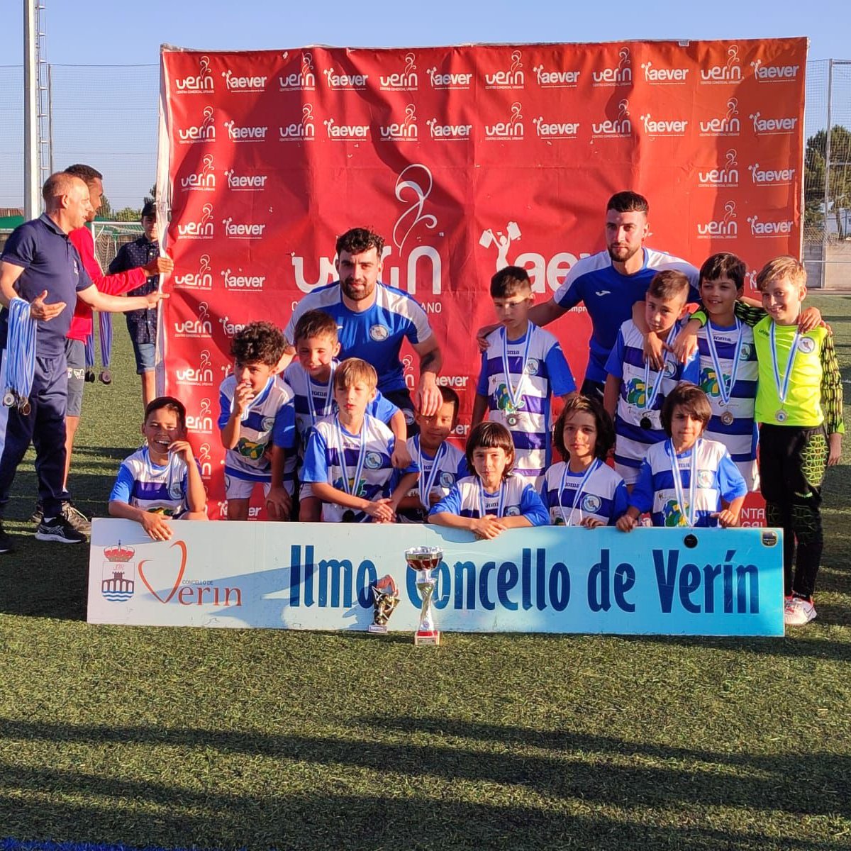 EDCCelanova's tweet photo. O PreBenxamín volve a casa sendo Subcampeón do Torneo Internacional de Verín, sendo derrotado na tanda de penaltis fronte Benfica💙🤍 https://t.co/sNdQkXFTzE