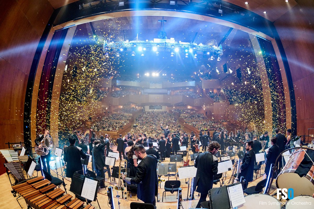 FilmSymphony's tweet photo. ¡Estamos alucinados Bilbao!💥 Toda esa energía, esas sonrisas… La noche perfecta para llenar de música vuestros corazones❤️🔥¿Con quién compartisteis esta velada tan especial?✨¿Familia, amigos, pareja…? ¡Queremos saberlo! 👀 #FilmSymphony #FilmSymphonyOrchestra #FSOHenko https://t.co/PvCFMhDCic