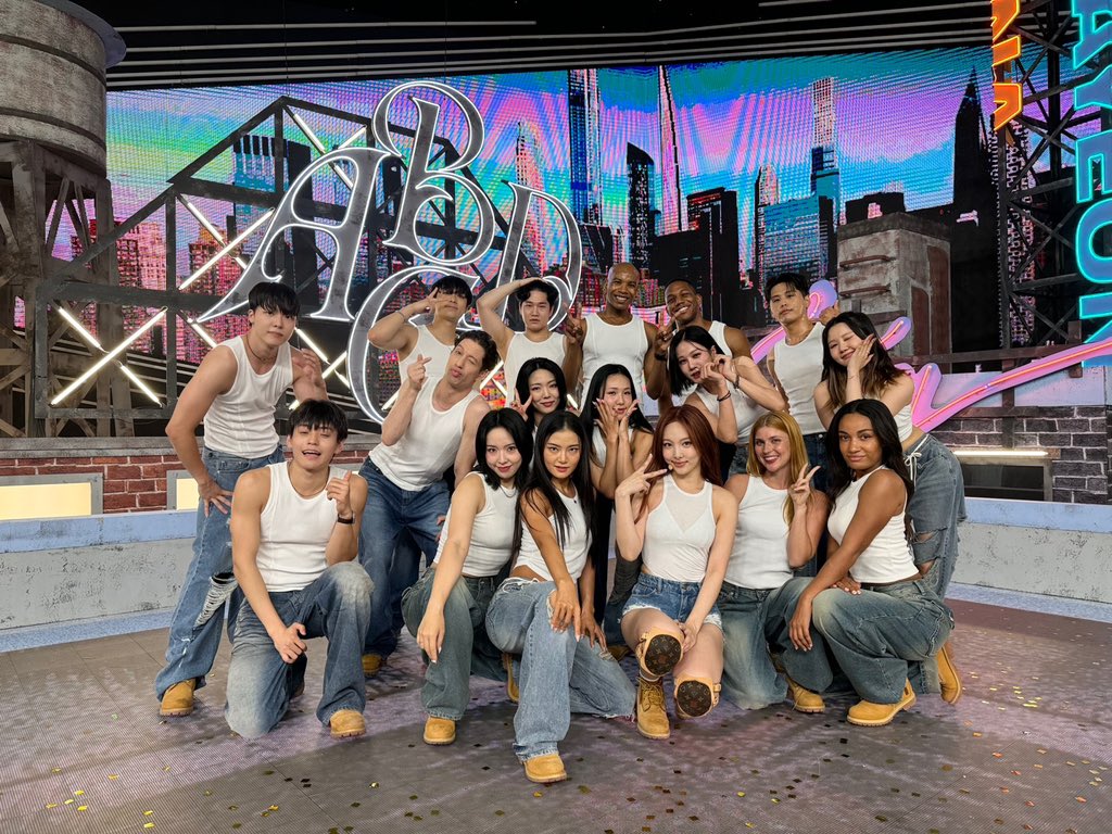 JYPETWICE's tweet photo. 생머리 + 흰티 + 청바지 필승조합으로 인가 찢어버린 hot girl 임나연 🤍💙
얼굴은 청순토끼인데 파워풀한 댄브로 원스 심장에 불질러 버림 🔥
보기만해도 청량해지는 썸머퀸 나연의 ABCD 무대 많관부 ☀️

NAYEON in white t-shirts and jeans 🤍💙
Our baby bunny NA set fire to ONCE’s heart with the powerful dance break 🔥
Please give lots of love to summer queen NA’s “ABCD”performance! 🩵

🦋 Listen [NA] 🦋
https://t.co/ZWXLniJIBJ

#TWICE #트와이스 #NAYEON #나연 #NA #ABCD