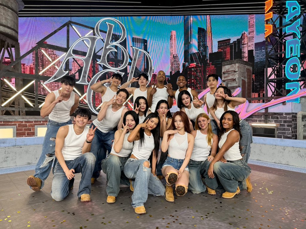 JYPETWICE's tweet photo. 생머리 + 흰티 + 청바지 필승조합으로 인가 찢어버린 hot girl 임나연 🤍💙
얼굴은 청순토끼인데 파워풀한 댄브로 원스 심장에 불질러 버림 🔥
보기만해도 청량해지는 썸머퀸 나연의 ABCD 무대 많관부 ☀️

NAYEON in white t-shirts and jeans 🤍💙
Our baby bunny NA set fire to ONCE’s heart with the powerful dance break 🔥
Please give lots of love to summer queen NA’s “ABCD”performance! 🩵

🦋 Listen [NA] 🦋
https://t.co/ZWXLniJIBJ

#TWICE #트와이스 #NAYEON #나연 #NA #ABCD