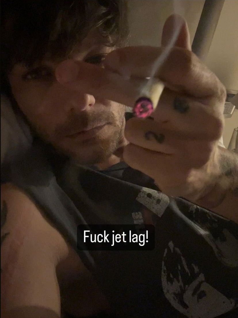 TwoLouseKitty's tweet photo. This is a big F*CK U to the people spreading those rumors, why can’t you just let the man rest and enjoy his accomplishments after the wonderful LTWT. HE DOES NOT DESERVE THIS!!
Shame on you!!
#RespectForLouis
#AlwaysOnYourSideLouis https://t.co/GV5cIzqXb1