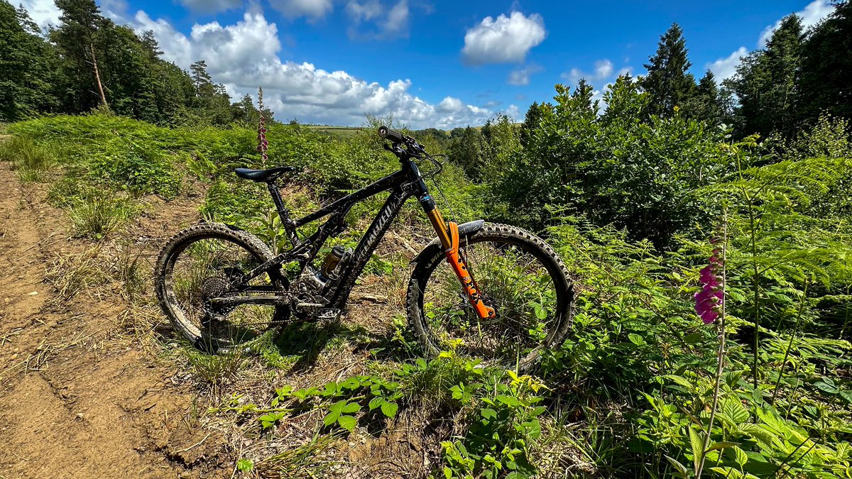 grayomtb's tweet photo. Wasn’t expecting the rain gap yesterday so took advantage using the #levo sled. Love the ability to session these short but great local #OP trails. Then into see the chaps running @KarriesCoffeeCo for a beauty of a flat white and some #mtbtalk @Absolutemtb1 @UKMTB_Chat https://t.co/z6BPgOMeEo