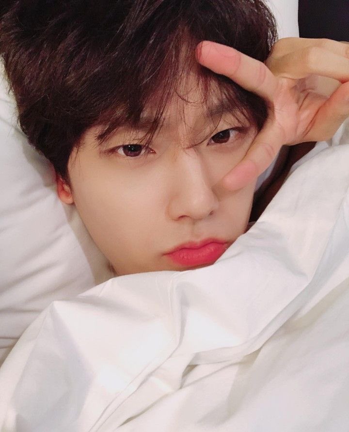 semerahati's tweet image. Bayi besarku—yang mau tidur siang aja minta aku elus-elus dulu itu—sekarang sudah terlelap. Doaku cuma minta dia tidur nyenyak dan lekas sembuh (siapapun yang lihat tweet ini, tolong ikut aminkan dalam hati, ya? Terima kasih ❤️).