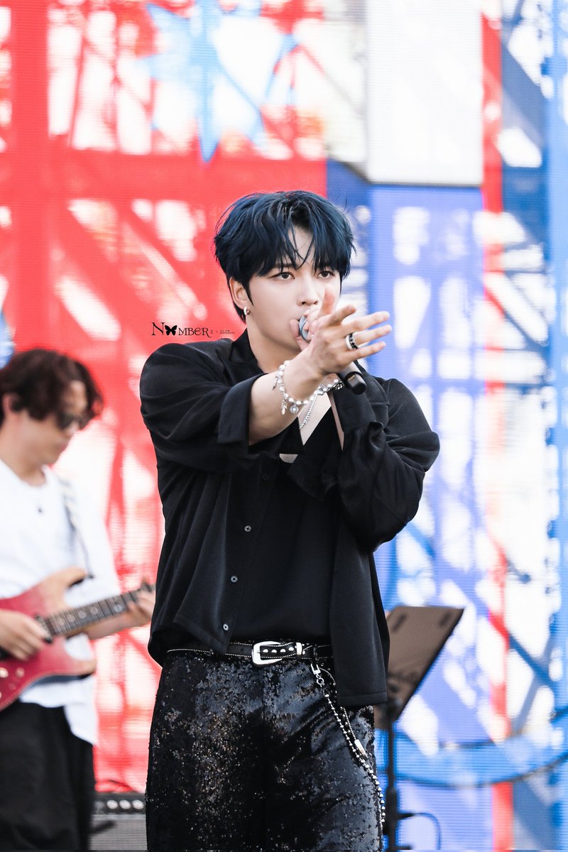 NUMBER_KJJ's tweet photo. 240616 WEVERSE CON FESTIVAL

𝑶𝒖𝒓 𝒉𝒆𝒂𝒓𝒕 𝒃𝒖𝒓𝒏 𝒄𝒓𝒂𝒛𝒊𝒍𝒚 𝒍𝒊𝒌𝒆 𝒕𝒉𝒆 𝒉𝒐𝒕 𝒔𝒖𝒏 ①

@bornfreeonekiss ✨

#김재중 #재중 #KIMJAEJOONG #金在中 #ジェジュン #J_JUN #플라워가든 #FLOWER_GARDEN #WeverseConFestival https://t.co/rmGincEnD9