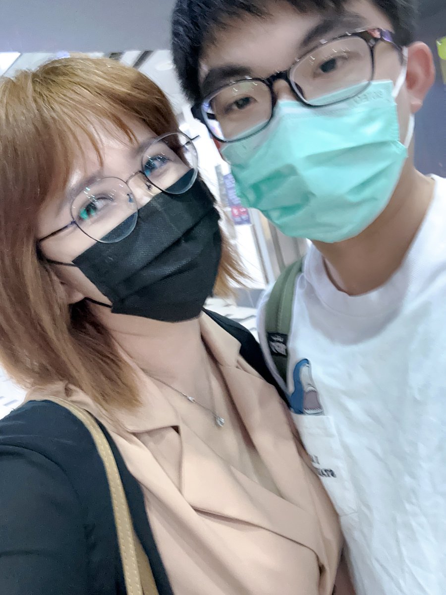 謝謝跟我台北車站玩巧遇你，
你真的很認真的在找我出沒位子，
表示我們很有緣，
很高興認識你☺️
@4L6zsOV5qPZJTRe 
還有謝謝你特地買伴手禮給我🥰 https://t.co/XJVYLYayfY
