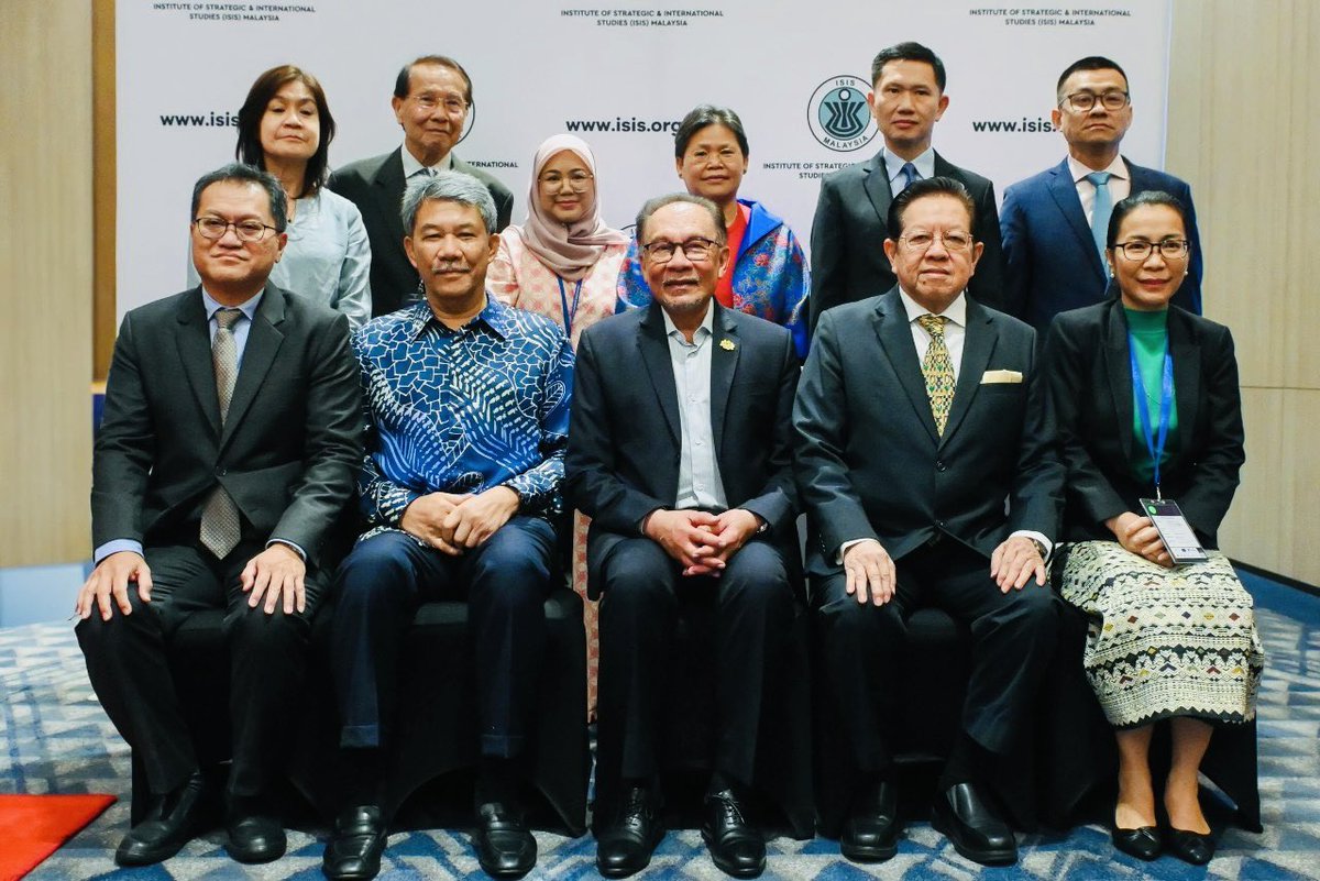 It is a special honor to join a family photo with Malaysian Prime Minister Anwar Ibrahim, Foreign Minister Mohamad Hasan and ASEAN ISIS colleagues on the occasion of the 37th APR in Kuala Lumpur. We discussed ASEAN cooperation and Malaysia’s chairmanship in 2025.