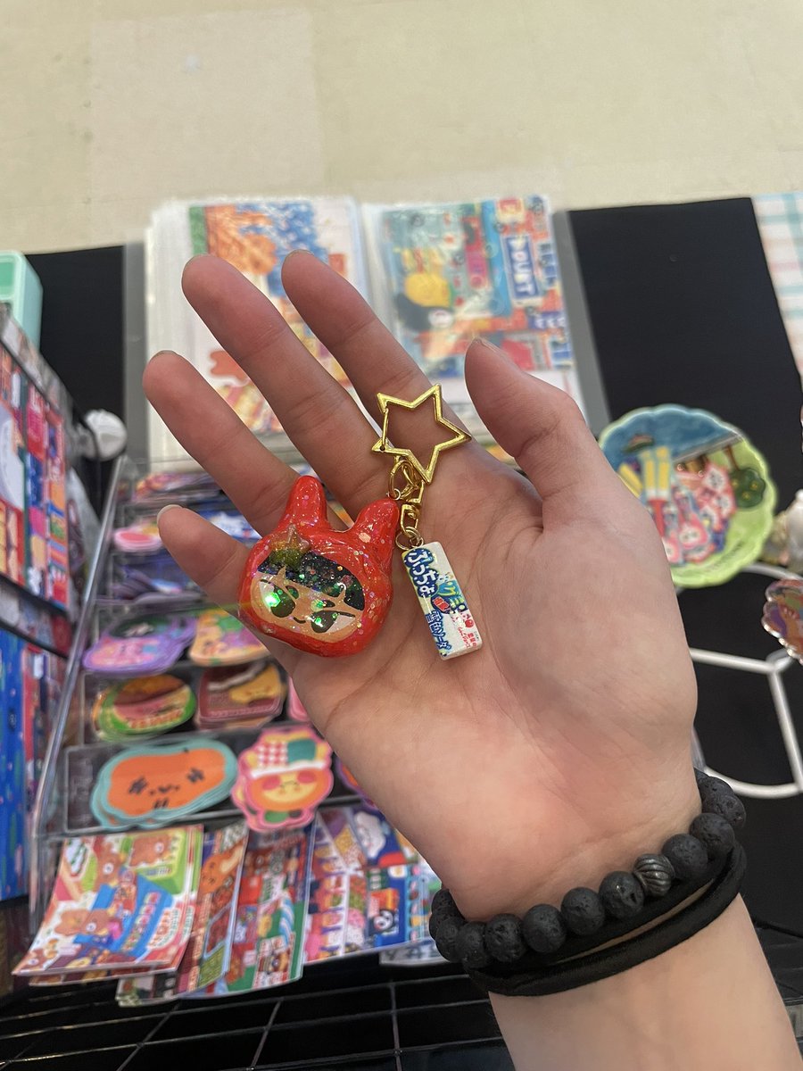 stickercon with a lil lady ✌️😌