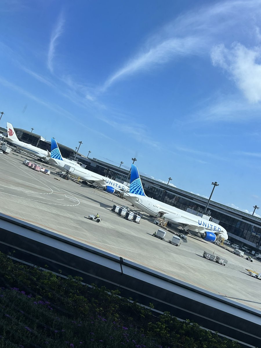 momentmap's tweet photo. 今日からしばらくカナダへ出張です https://t.co/zAGntYZl0f