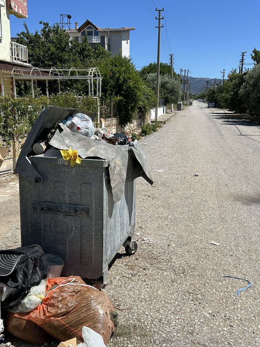 cdincay's tweet photo. Salihleraltı Bölgesindeki bütün çöpler bu durumda. Bayramda bu görüntüler normal mi? @dikilibelediye @adilkirgoz @izmirhim https://t.co/SbU9WmAMbK