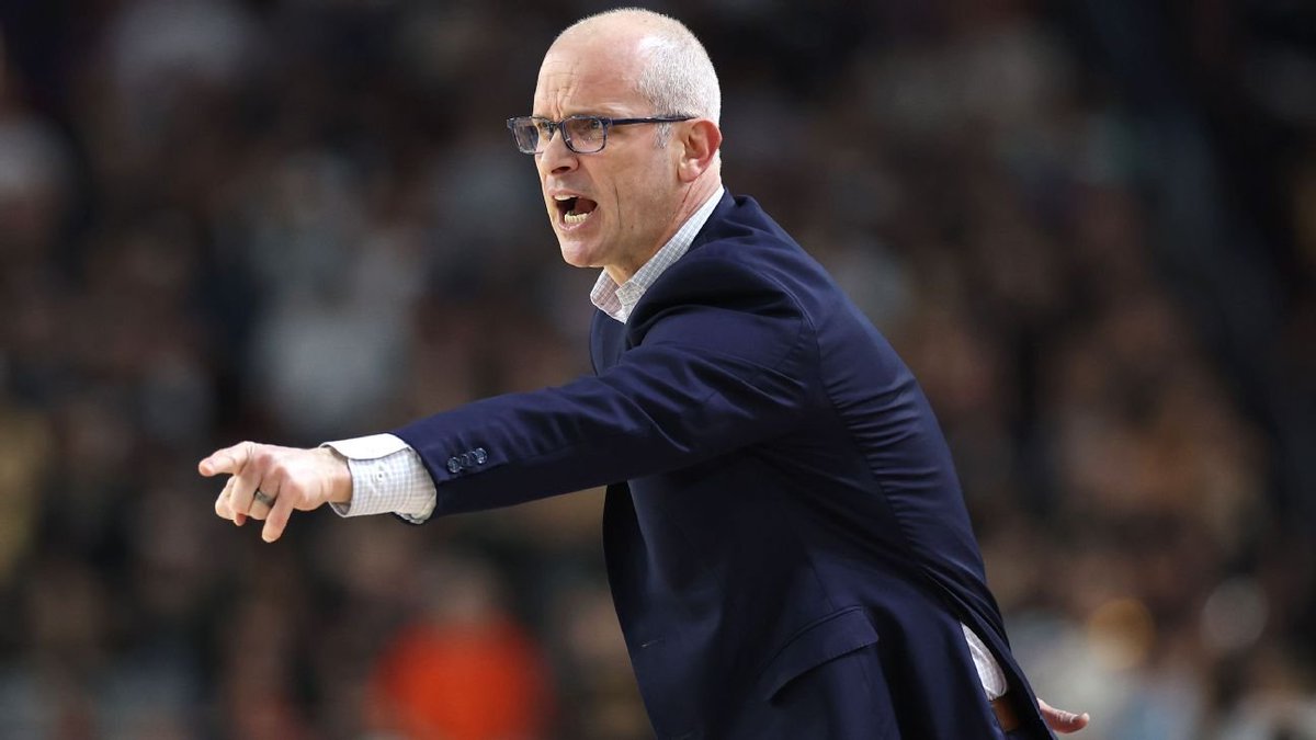 EurohoopsTR's tweet photo. 👀 Dan Hurley, eşinin Lakers'tan gelen teklif sonrasında sinirlendiğini ve duygusallaştığını açıkladı:

"Başlangıçta çok ağladı. İlk birkaç gün çok sinirlendi ve çok duygulandı. ‘Bunu düşündüğüne inanamıyorum, mükemmel bir hayatımız var. Daha iyi olamaz. Sen ise bu ihtimali masaya getiriyorsun’ diyordu. 

Sonrasında Rob ve Jeanie ile tanışıp ortamın kokusunu aldığımızda o da ısındı. Sonra ise bir karar vermeden Connecticut’a döndük ve eve döndüğümüzde ikimiz de tekrar kalma saflarına kaydık."

(Dan Le Batard Show)