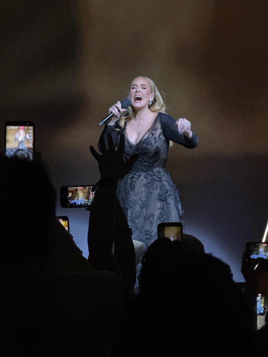 marissadele's tweet photo. The biggest “treat yo’ self” I’ve ever had in my entire life. @AdeleAccess @Adele https://t.co/DVFhEo5SCK