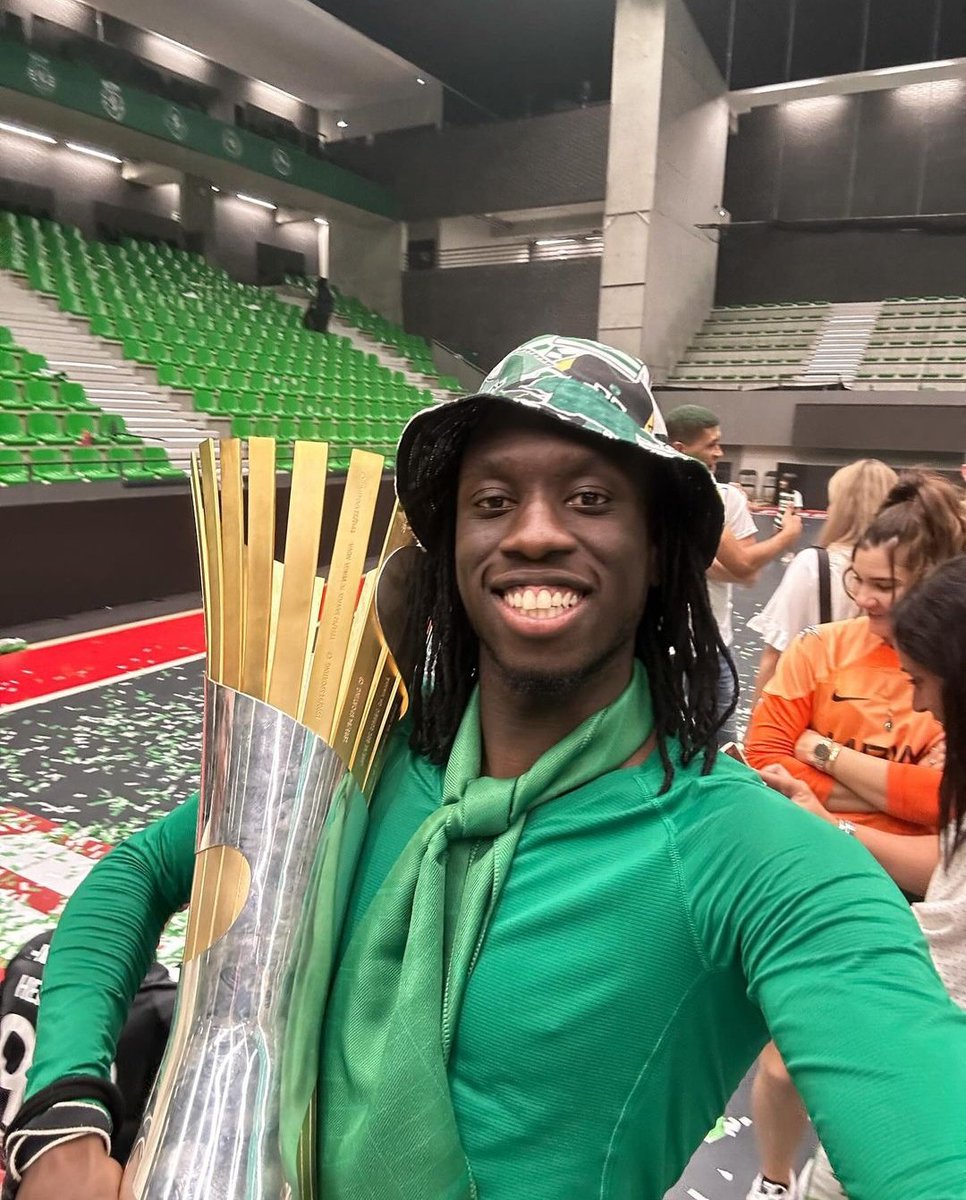 41 jogos, 41 golos, Tetracampeão, Melhor jogador do mundo.

O ILUMINADO.