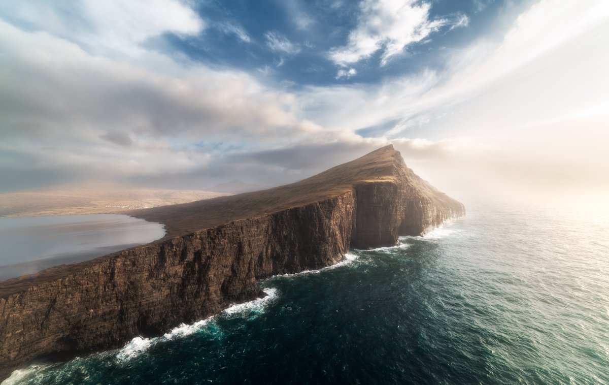 mauy85's tweet photo. Faroe --

🌊✨ "Immerso nella magia delle Isole Faroe, di fronte alla maestosa scogliera di Trælanípan. Un luogo dove il cielo incontra il mare. https://t.co/SpphSG12hE