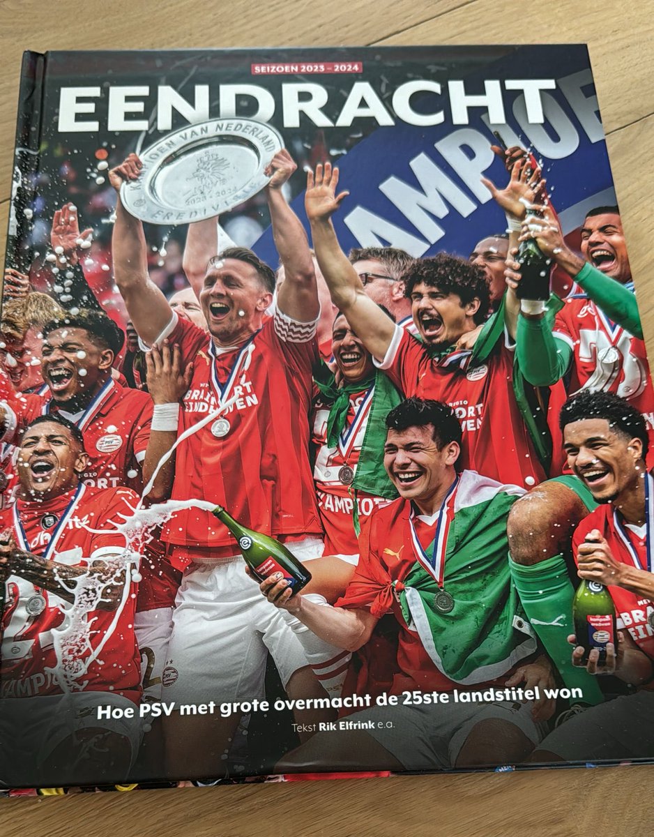 jandebreet's tweet photo. Dankzij mijn lieve dochters de ode van ⁦@RikElfrink⁩ aan #onspsv #25. Wat een mooie Vaderdag ♥️🧡🇳🇱🔴⚪️🟠 https://t.co/TUqwzA5lrQ