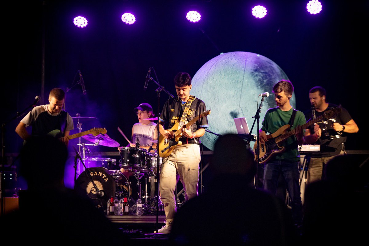 festintrepid's tweet photo. I Riudellots va volar fins passada la mitjanit 🌸🚀

📸 Glòria Sánchez / @ICONNA1 https://t.co/e5K2zK3AE2
