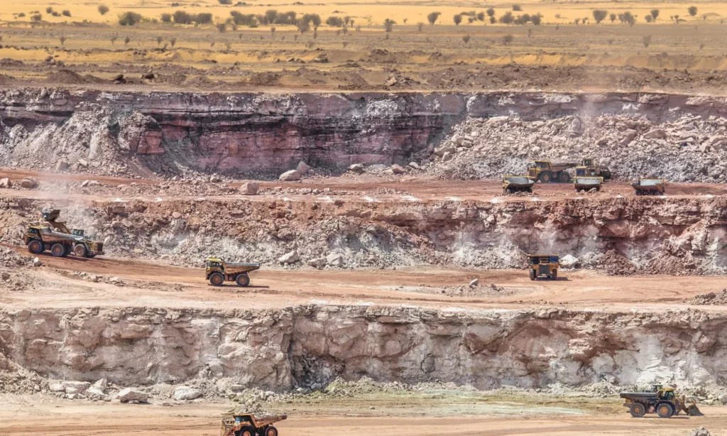 AESinfos's tweet photo. #AESinfo | #Niger 🇳🇪
Orano risque de perdre l'exploitation de l'uranium d'Imouraren

Le Niger a notifié à Orano la fin de ses droits d'exploitation de l'uranium dans la mine d'Imouraren à partir du 19 juin, selon Bloomberg. Les autorités nigériennes jugent le projet de développement de l'entreprise française "insatisfaisant".

Cette décision intervient après la relance officielle du projet par Orano mardi dernier. La société française détient une participation majoritaire dans le gisement d'Imouraren, considéré comme l'un des plus importants au monde. Le reste des parts (33,35%) est contrôlé par la société nigérienne Sopamin SA.

Orano avait déjà reçu un premier avertissement, mais n'a pas réussi à répondre aux exigences des autorités nigériennes. Si le permis d'exploitation est révoqué le 19 juin, il s'agira d'un coup dur pour le groupe français, qui est l'un des principaux producteurs d'uranium au monde.
