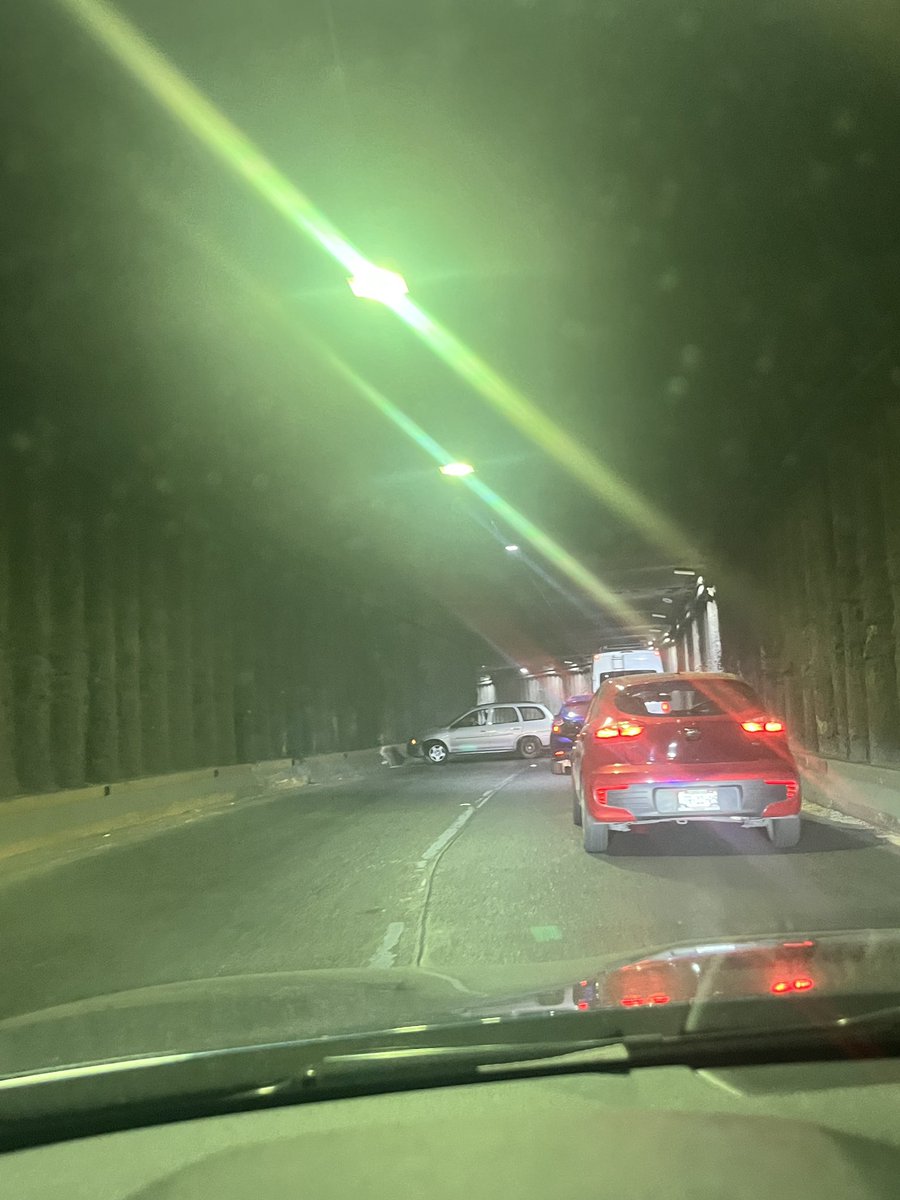 Precaución!! López Mateos de norte a sur en curva para salir, coche chocado bloqueando carril izquierdo. Espero no cause un accidente más grave <a href="/Trafico_ZMG/">TráficoZMGuadalajara</a> <a href="/JaliscoVial/">Policía Vial Jalisco</a>