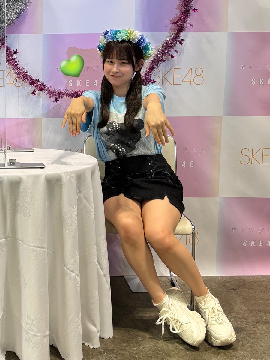 seshimooo's tweet photo. せしもです…って入っていったら「知ってます〜😑」と言われて嬉しかった🥰
美桜ちゃん、ポーズどうする？って聞いてくれるし、こんな感じ？って見せてくれて優しいしかわいすぎ🫶🏻かわいいかわいい騒いでたら「おもろー！」いただいた！満足度高すぎるよ…
#西井美桜 #愛のホログラム https://t.co/Fjq5msUTnM