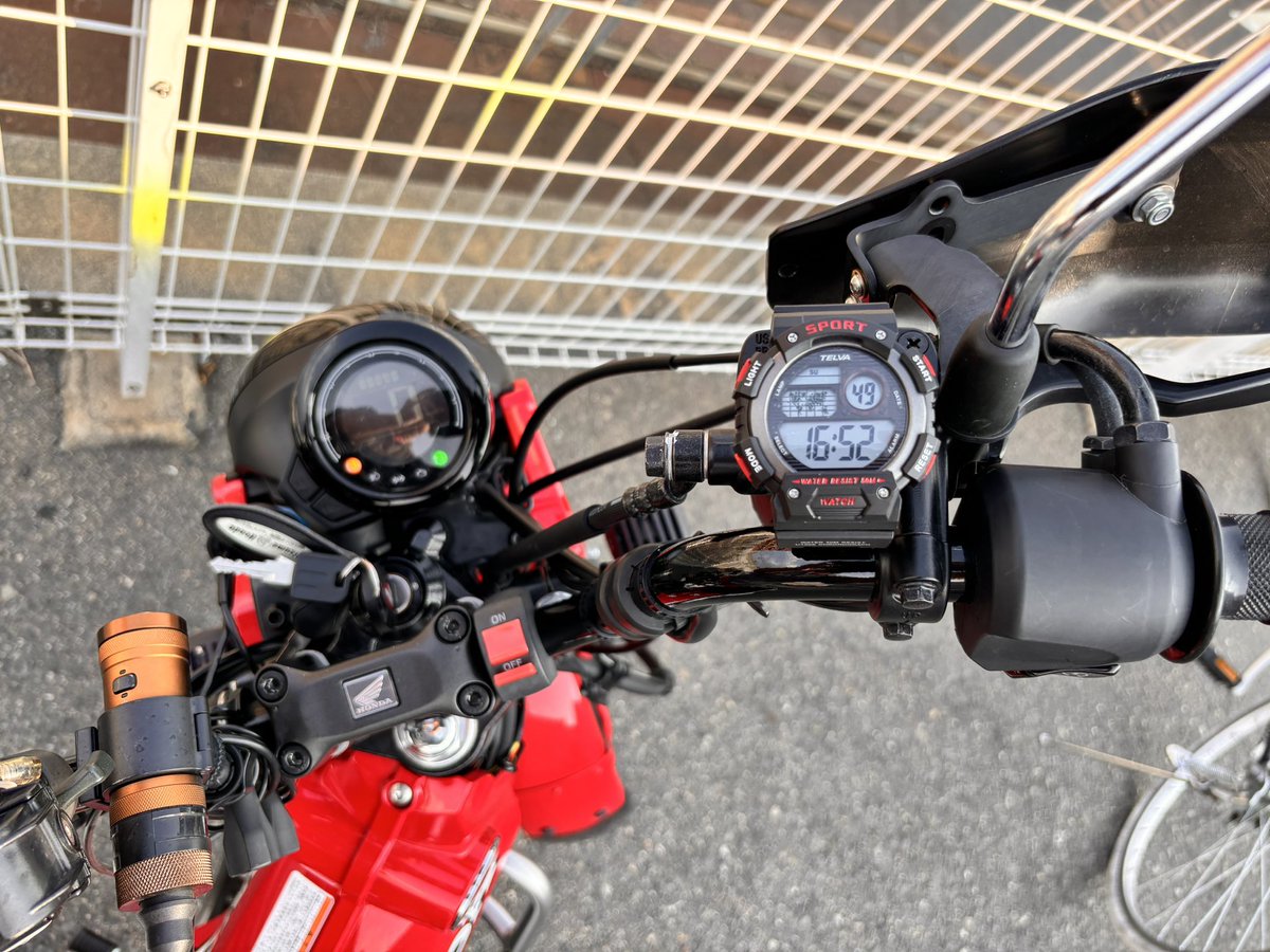 B_Ken_s's tweet photo. ヨドバシで税込980円の腕時計をハンターカブに装着すると、とても良い感じ🥳バックライトがあるけど、これは微妙な光量でした🤣
紫外線でベルトは長持ちしなさそうだけども⌚️
ブレーキオイルの所に巻いただけ😉 https://t.co/k9sqkulRVJ