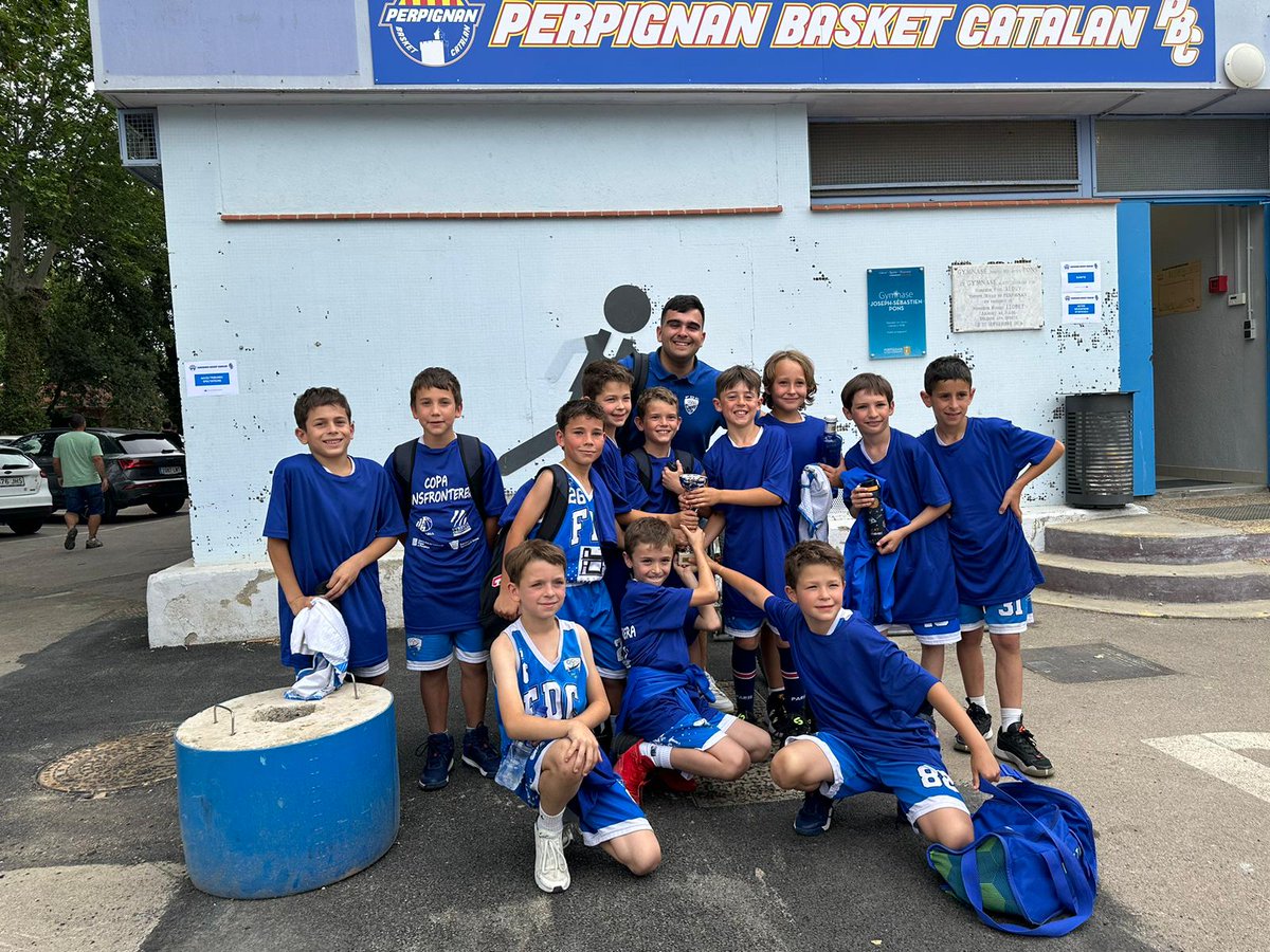 FDCbasquet's tweet photo. 🚌Ahir, el Pre-Mini Masculí, va finalitzar la temporada participant en la Copa Transfronterera, que va tenir lloc a #Toulouges i #Perpinyà.
🥉L'equip va aconseguir una meritòria 3a plaça després d'enfrontar-se al Toulouges BA i @BGironaBase. Esperem que hàgiu gaudit molt, equip! https://t.co/mSKVMv10uN
