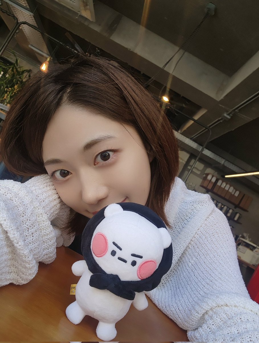 Samugymy's tweet photo. ���くて帽子を半分ぐらい脱いだサムギミです🍙 涼しいカフェで一緒に写真一枚！❄️

#韓国 #サムギミ #天王寺ミオ #삼각김밥 #삼김이  #おにぎり #大阪  #おにぎりのおいしい店 #キャラクター #ポップアップストア #ウェブトゥーン #人形 #kpop #kfesta #inabooth https://t.co/5l77KXJQqO