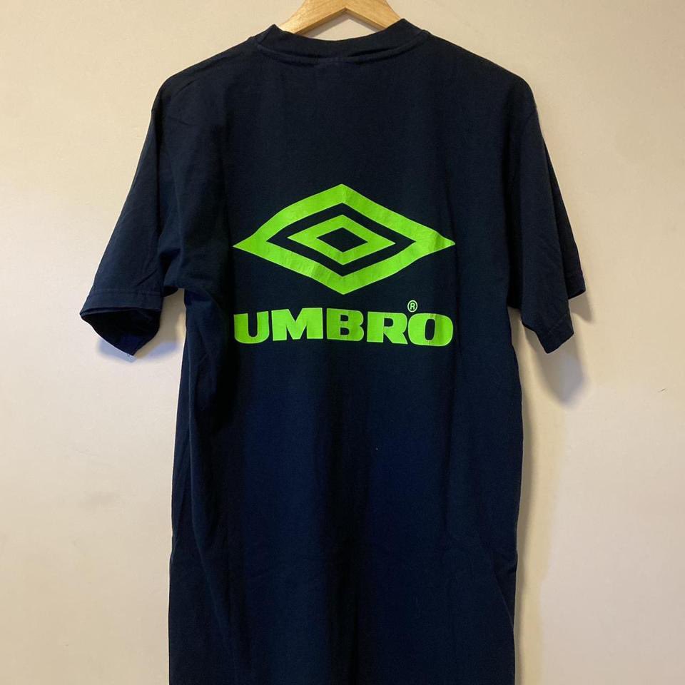 False9VFS's tweet photo. Umbro England Cotton Supporter's T-Shirt 1996.

Size - Men's Medium.

Condition - Good. Bright colours and nice material feel. Some cracking to front and reverse print as pictured.

£25 inc shipping. https://t.co/WsInW2nw3c