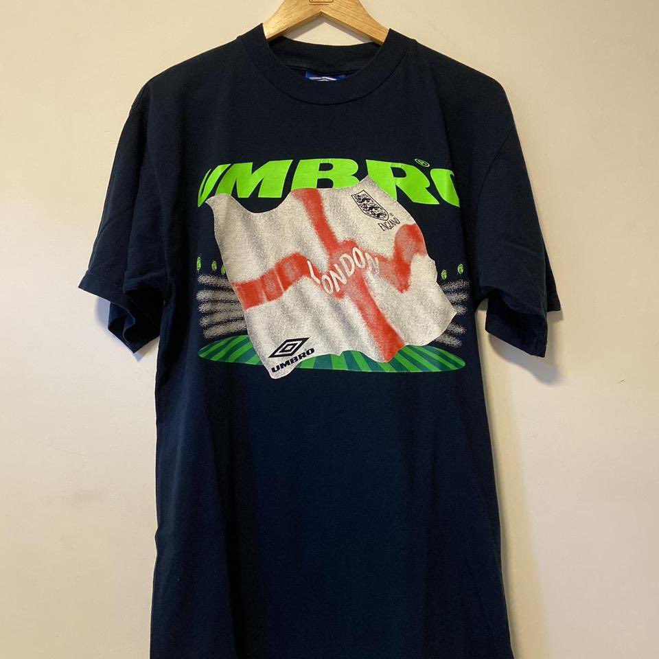 False9VFS's tweet photo. Umbro England Cotton Supporter's T-Shirt 1996.

Size - Men's Medium.

Condition - Good. Bright colours and nice material feel. Some cracking to front and reverse print as pictured.

£25 inc shipping. https://t.co/WsInW2nw3c