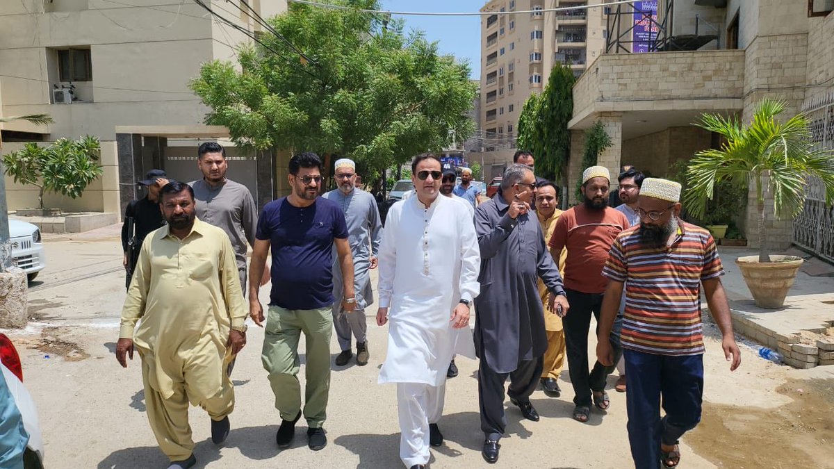 murtazawahab1's tweet photo. Visited the area of Shabbirabad to oversee the collection of offals by Solid Waste team. Members of the Bohra community showed their satisfaction &amp; appreciation of the sanitation work carried out by the municipal staff https://t.co/HlH85HFssi