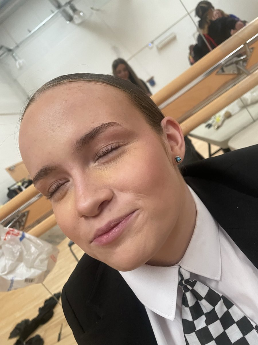 a big thank you to Chantelle, Tia and Amelie who helped with hair and make up for the school show 💄💇🏽‍♀️🎭