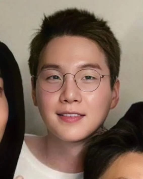 SimpPsyche's tweet image. It’s been so long since I saw your handsome face. So happy to see you looking happy and healthy. ☺️